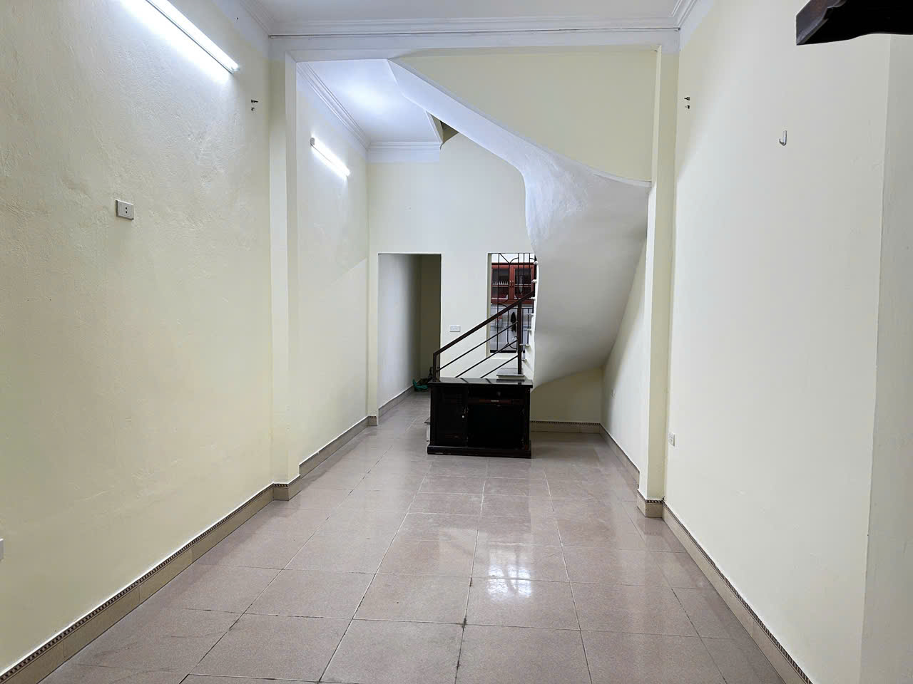 Cho thuê nhà ngõ 192 Lê Trọng Tấn, 2 tầng x 40m2, 2 ngủ, 8.5 Triệu ở gđ, nhóm ít người - Ảnh 1